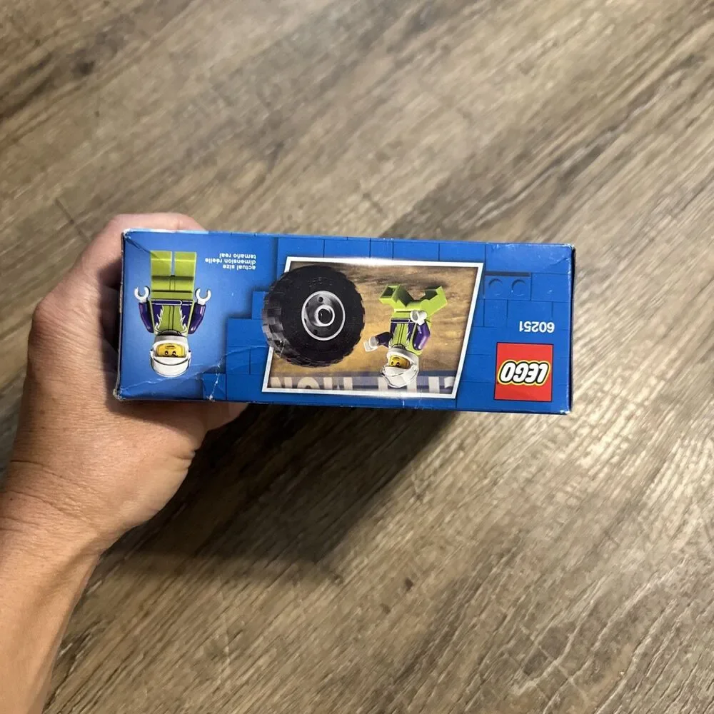 Lego City MONSTER TRUCK 60251 New Retired Damaged Box